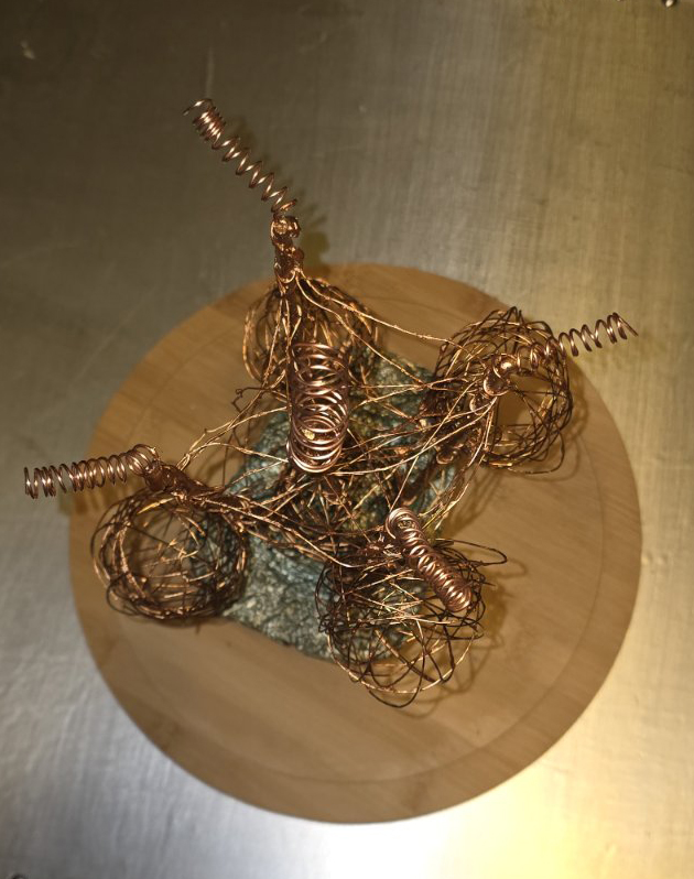 "Гора" пластика с медни елементи