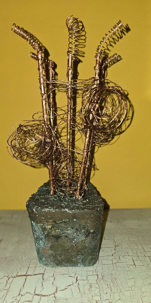 "Гора" пластика с медни елементи