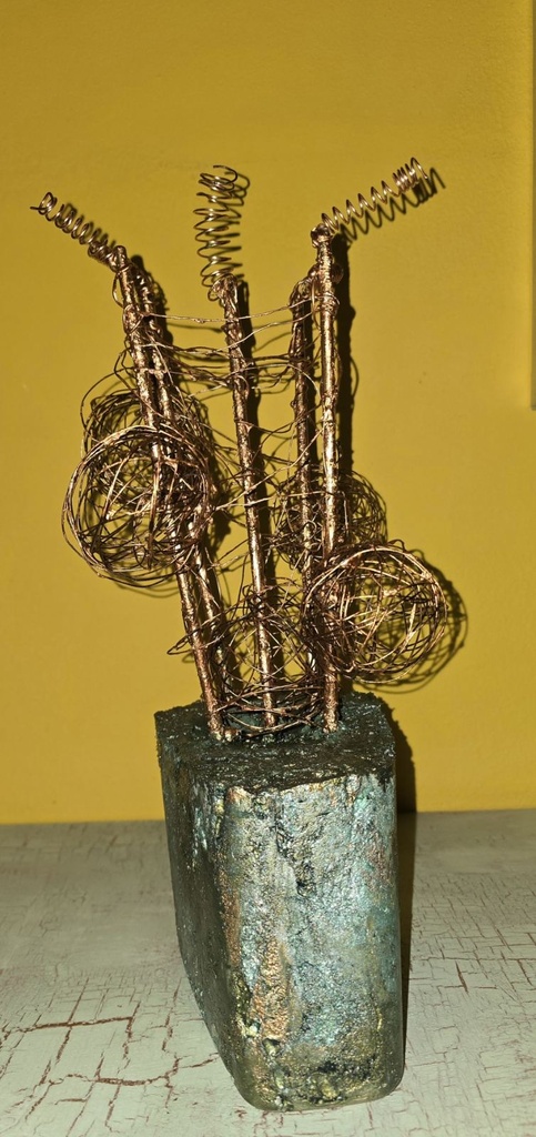 "Гора" пластика с медни елементи